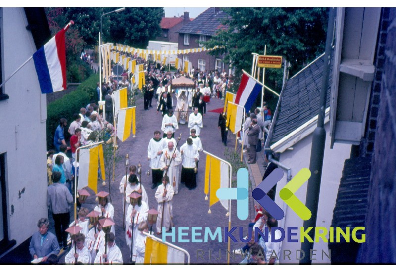 Processie Lobith zicht op dorpsdijk